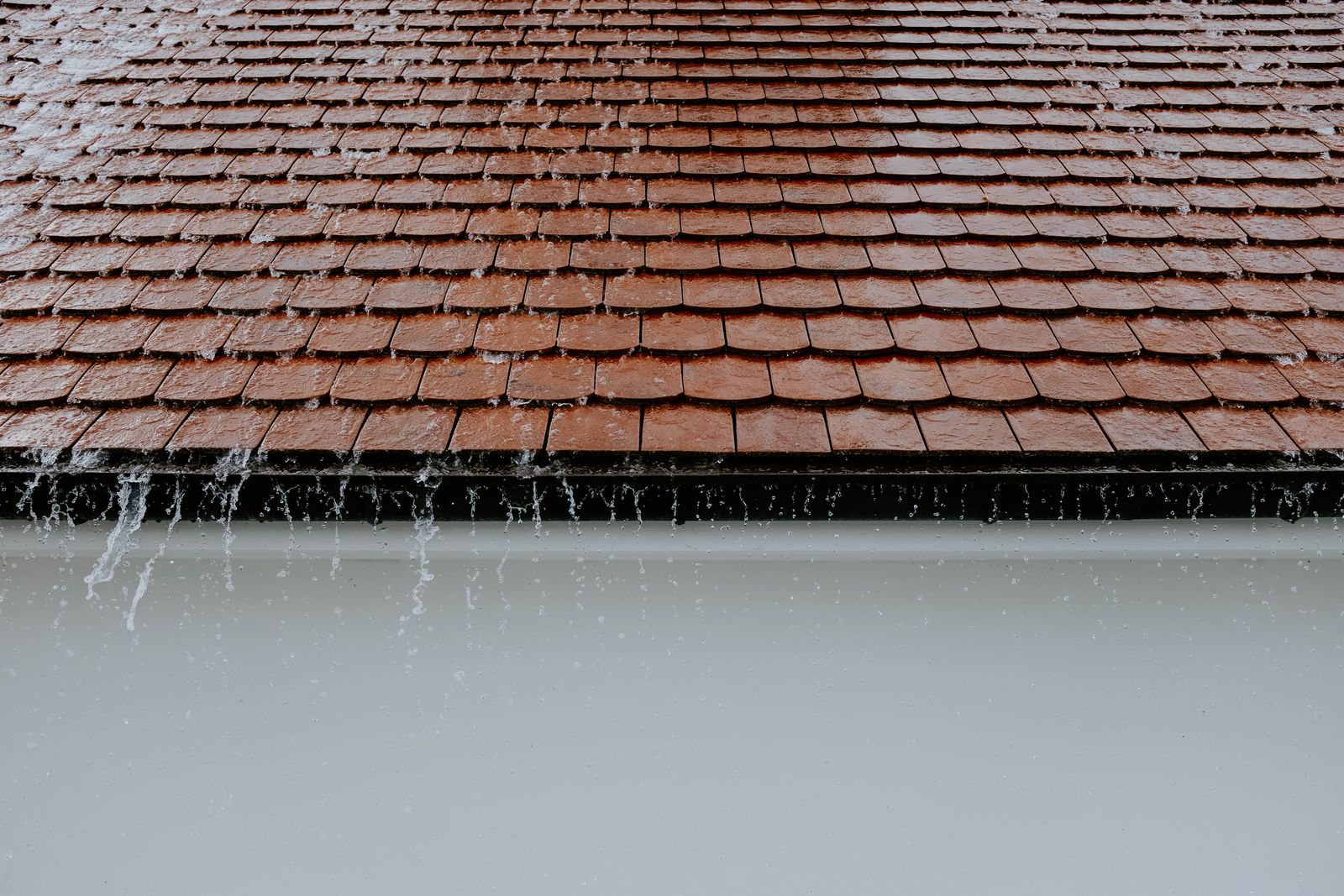 Toiture en tuiles sous la pluie protégeant le bâtiment