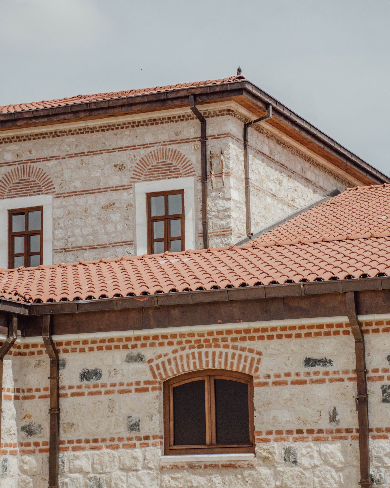 Façade de maison avec toiture en tuiles terracotta