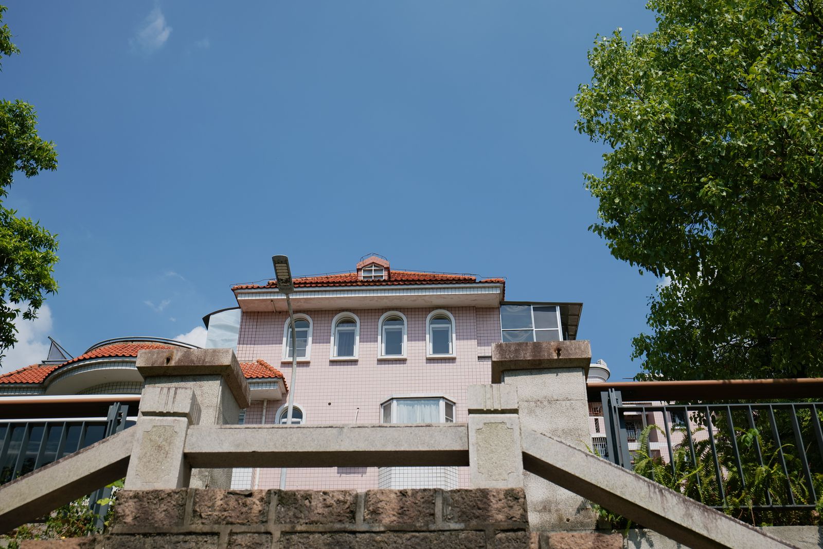 Maison avec toiture en tuiles rouges