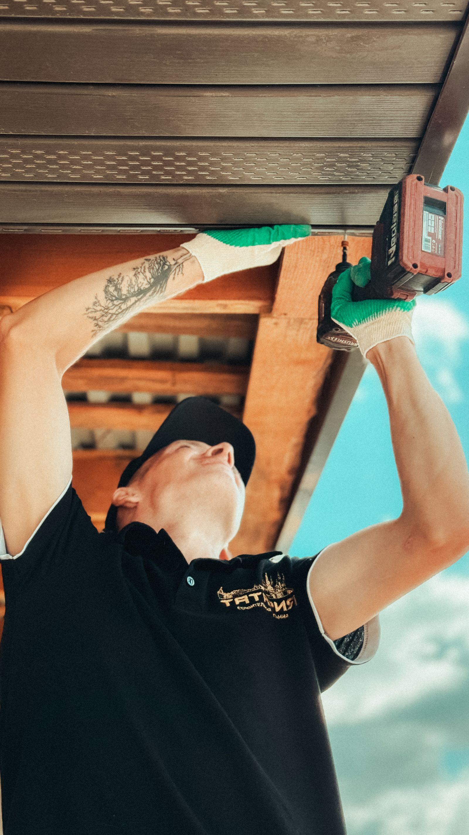Artisan seul travaillant sur une structure de toiture